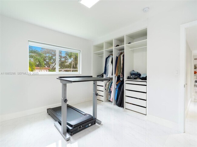 Building Photo - 1617 NE 157th Ter