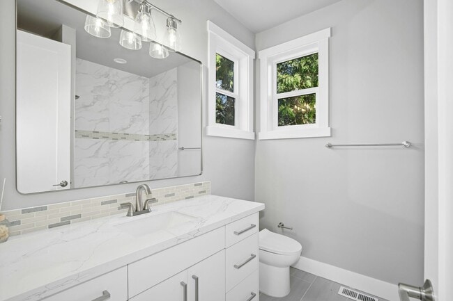 Building Photo - 5Bd/4.5Ba Bellevue House