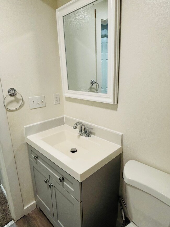 Building Photo - Cute 2 bedroom west Roseburg duplex with carport