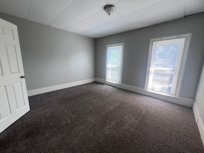 Building Photo - Adorable and Spacious Upper One Bedroom on...