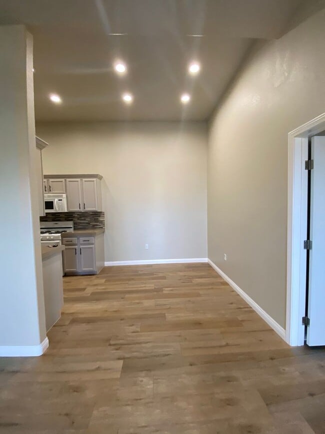 Building Photo - Modern Condo in Gated Community!