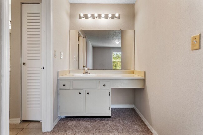 Building Photo - Venetian Place -  833