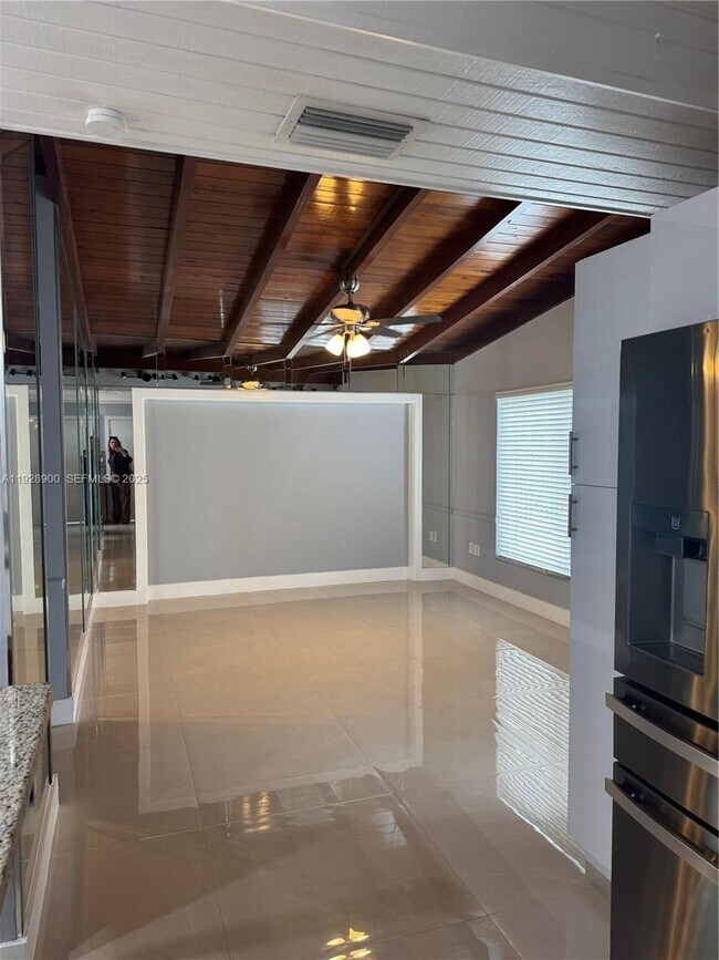 Building Photo - 881 Hialeah Dr