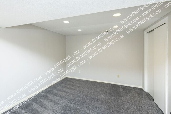 Building Photo - 312 NE Trilein Dr