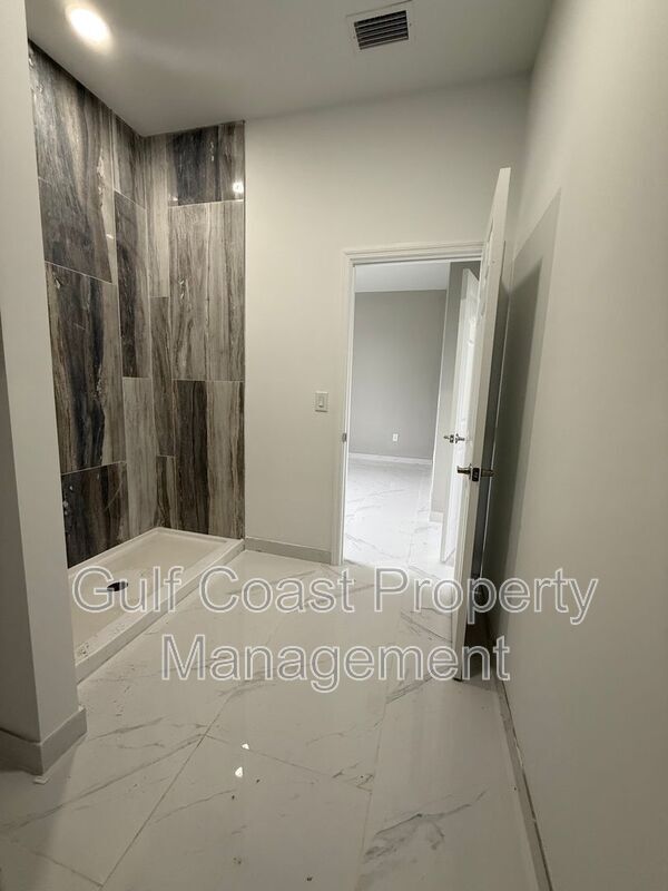 Building Photo - 2052 NE 18th Terrace