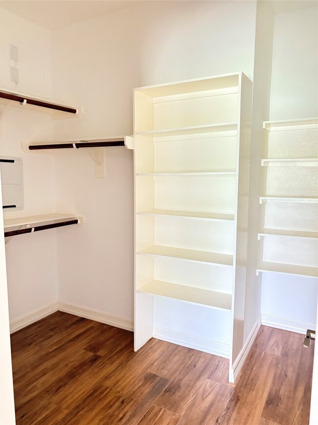 Building Photo - 16210 Longwood Spr