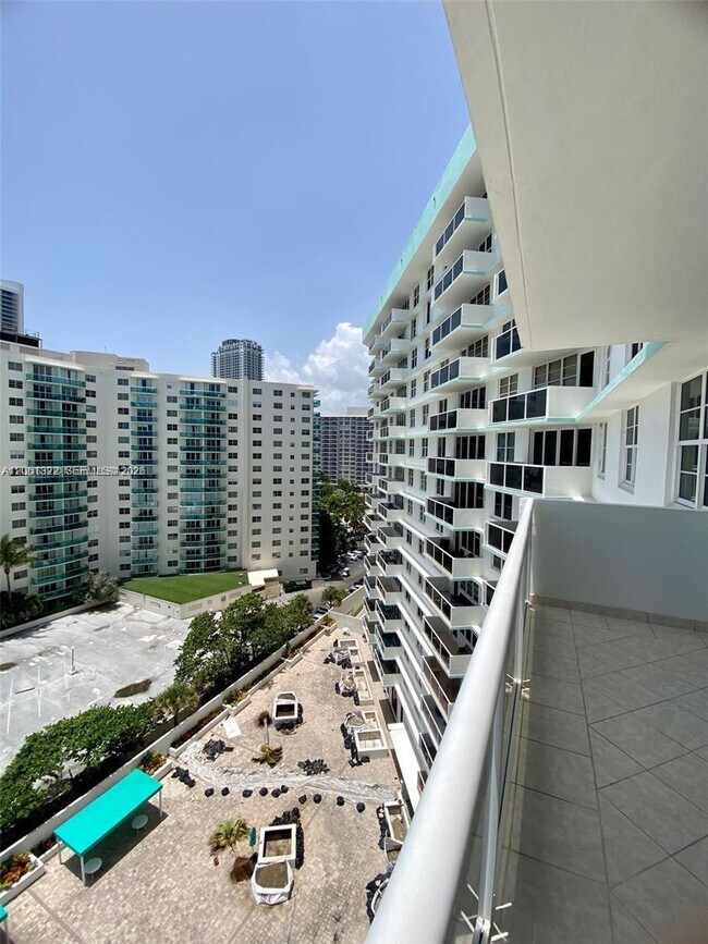 Building Photo - 3725 S Ocean Dr