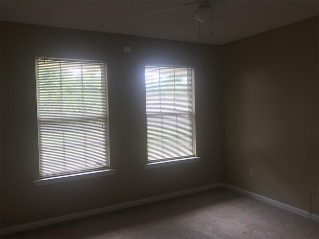 Building Photo - 271 Bobbie St