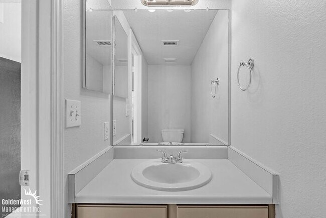 Building Photo - Bright 2Bdm 2.5Ba Townhome at Villa de Paz!