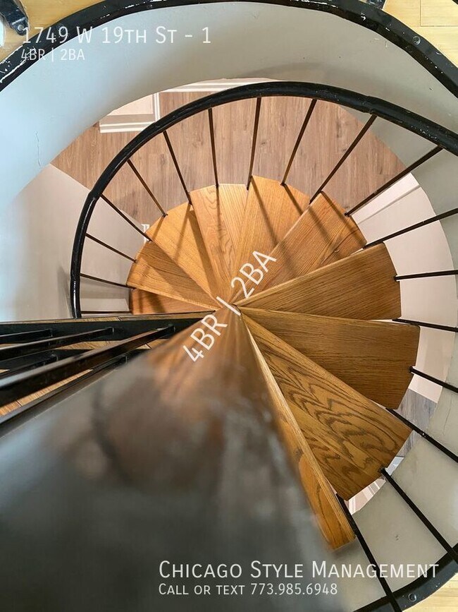 Building Photo - Duplex down in the heart of Pilsen! All th...