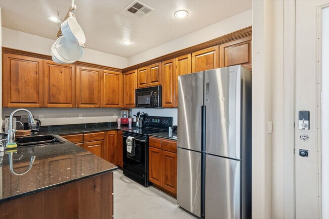 Building Photo - 225 N Country Ln