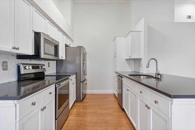 Building Photo - 8884 N Del Mar Ave