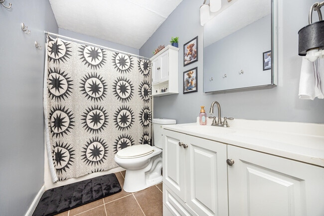 Building Photo - 3631 Mitten Dr