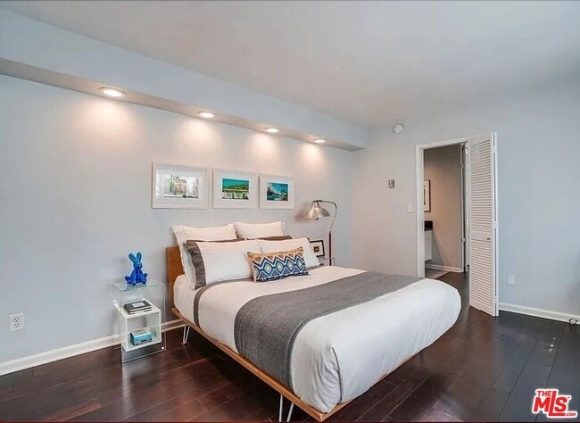 Building Photo - 1233 Flores St