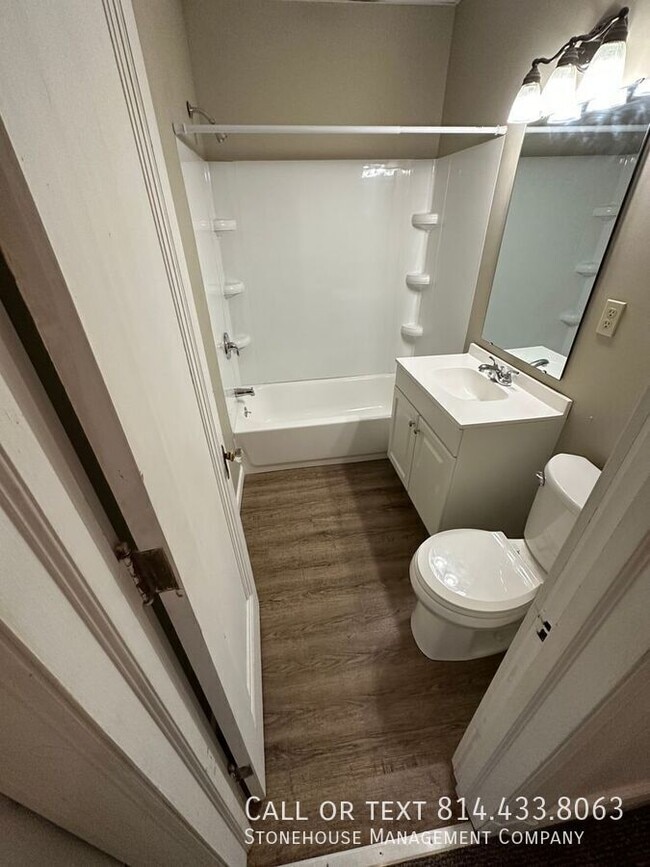 Building Photo - 360 W 7th St