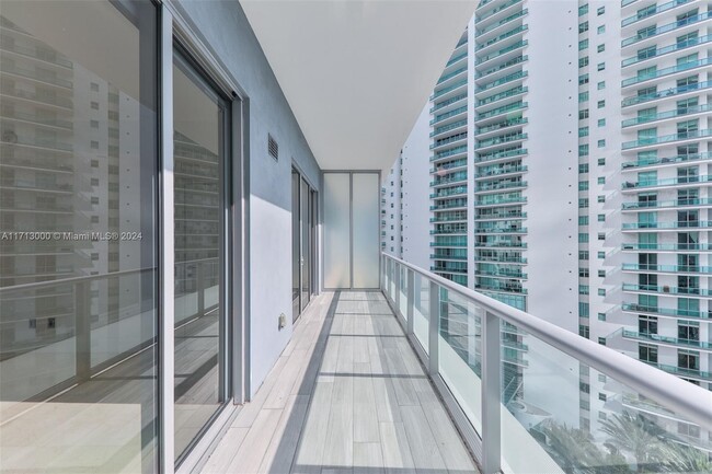 Building Photo - 1300 Brickell Bay Dr