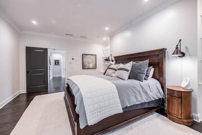 Building Photo - 470 Hamilton St SE