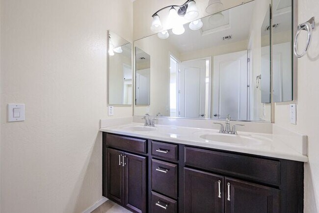 Building Photo - Stunning home located in the heart of Chandler, AZ!