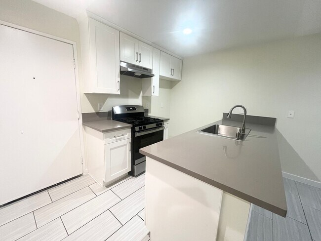 Building Photo - Glenoaks Apartments