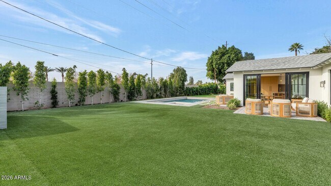 Building Photo - 6039 E Calle Camelia