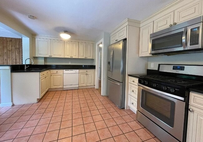 Building Photo - 90 Cabot St