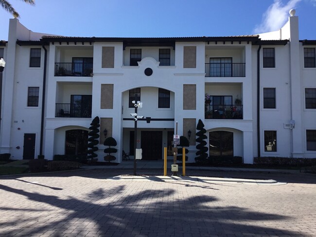 Building Photo - RESORT-STYLE 2 BEDROOM 2 BATHROOM CONDO