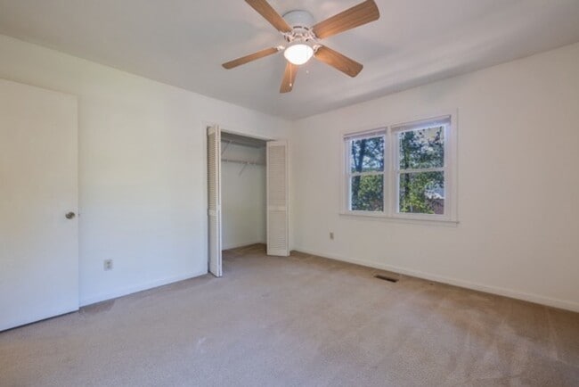 Building Photo - 2 Bedroom Duplex - Close to Campus!