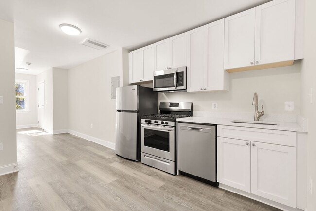 Building Photo - Newly Renovated 3BR/1BA - WASHEY/DRYER - I...