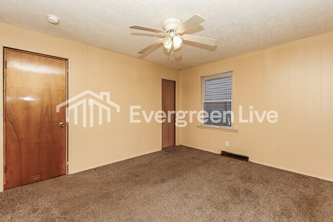 Building Photo - 124 E Lindberg Dr