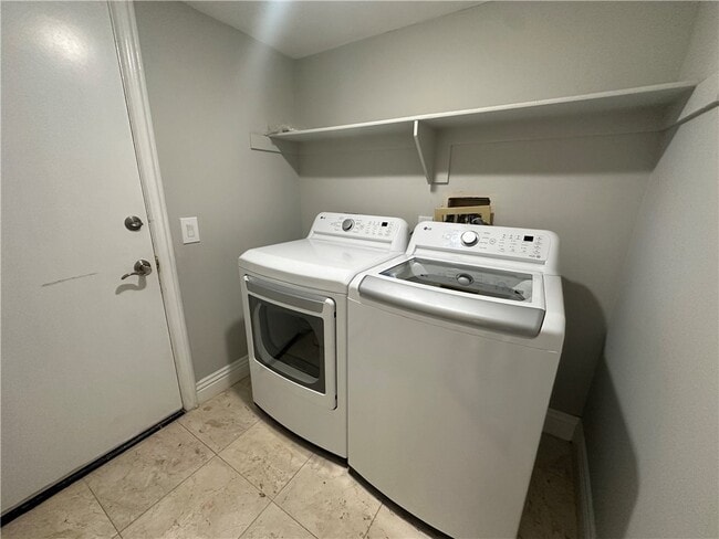 Building Photo - 324 Avenida Esplendor