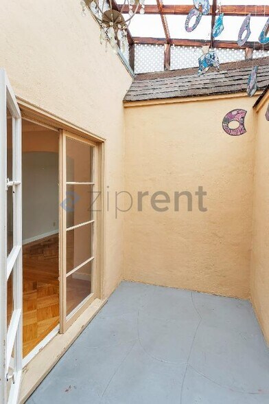 Building Photo - Unit