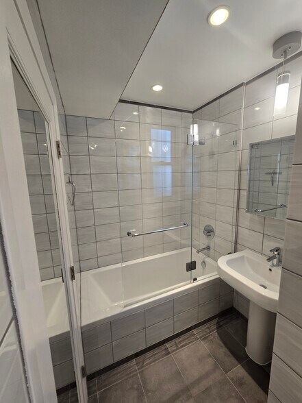 Oversized Soaking Tub - 1681 9th Ave