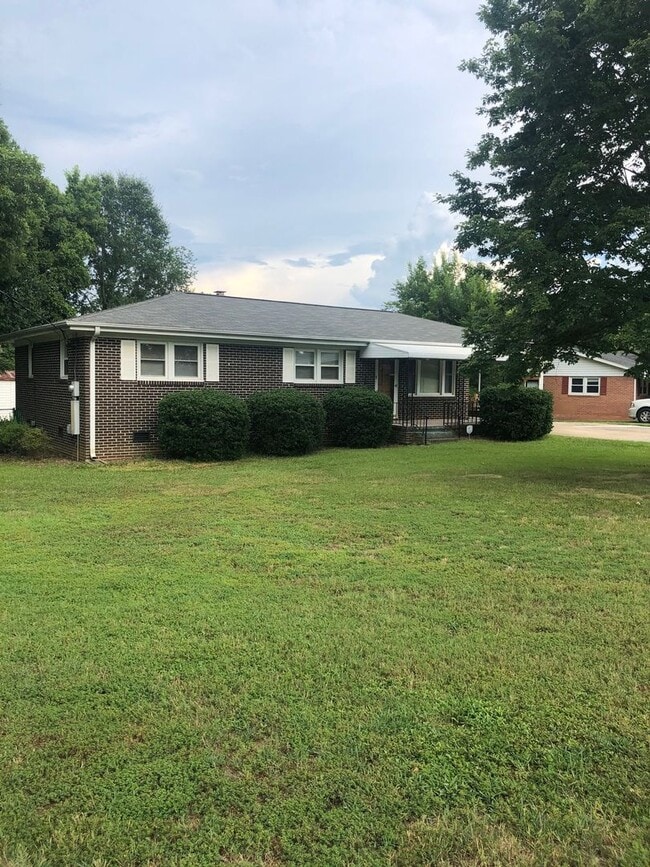 Building Photo - 3 Bedroom, 1.5 Bath Home near Furman Unive...