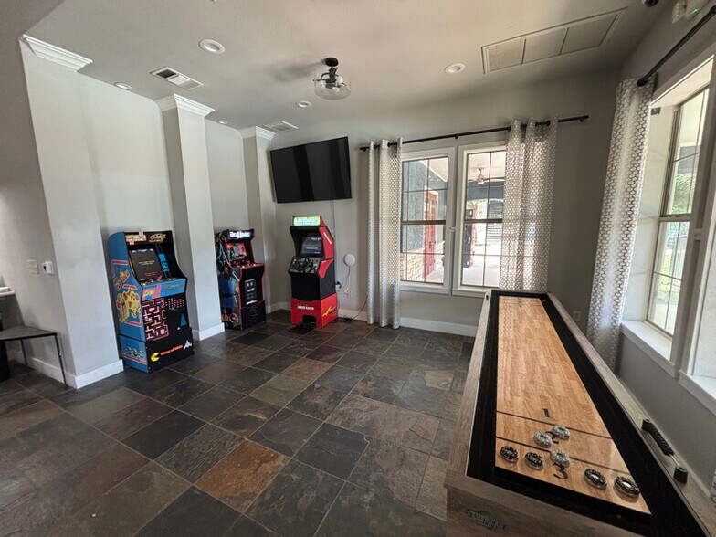 Building Photo - 4925 Cromwell Dr