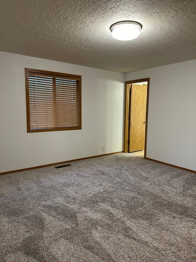 Building Photo - Newly Updated Single Level Home in Established Keizer Neighborhood