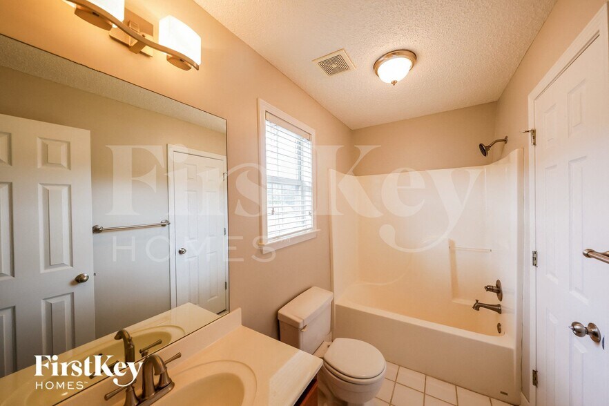 Building Photo - 140 Warwick Cir