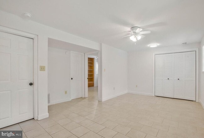 Building Photo - 6327 Joslyn Pl