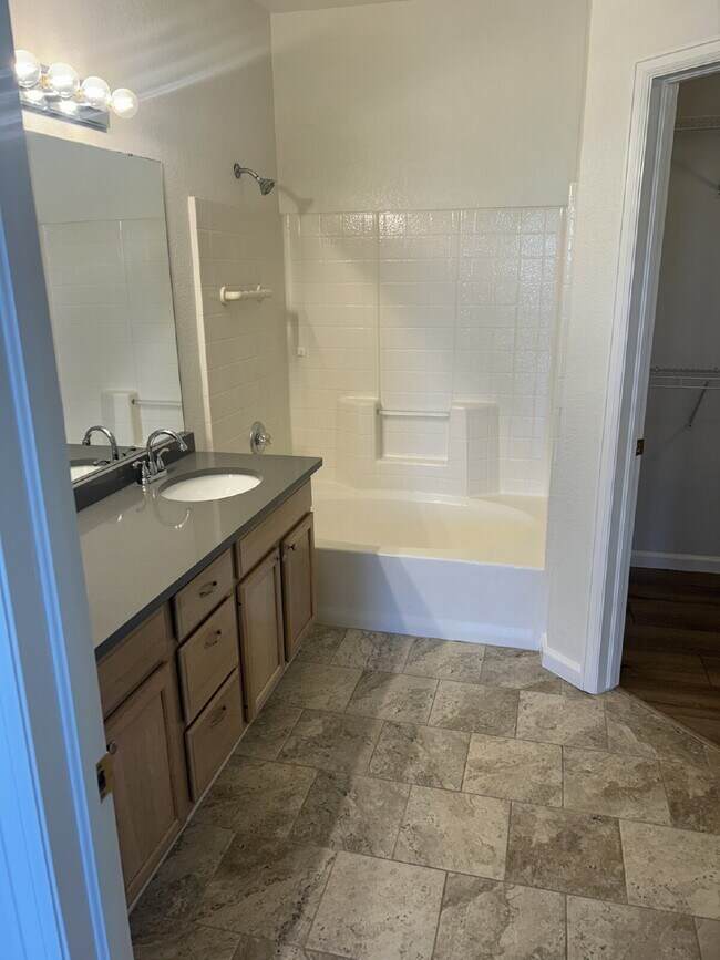 Building Photo - "Chic & Spacious 2-Bed, 2-Bath Condo with ...