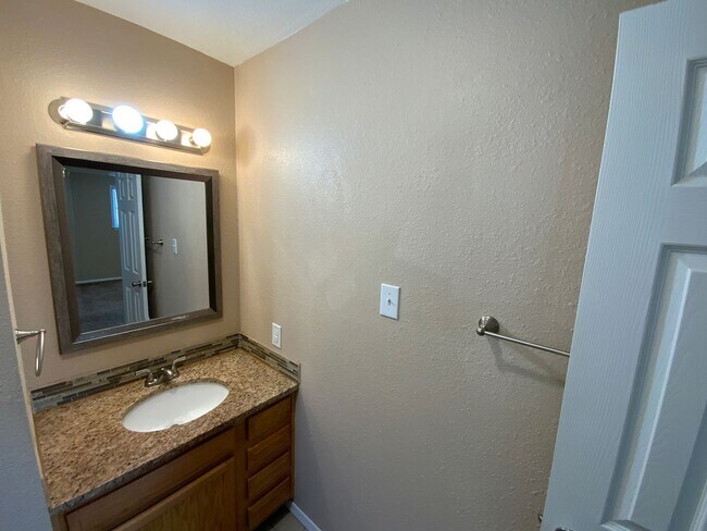 Building Photo - 3 Bedroom Single Story Home Available Near...