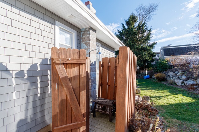 Building Photo - 18 Bay St