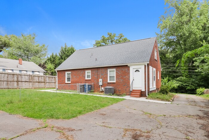 Building Photo - 3030 Walnut Ave