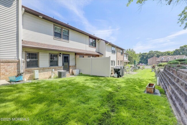 Building Photo - 95 Village Green Way