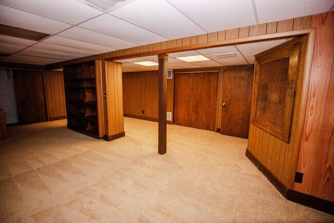 Building Photo - Beautiful Condo for Rent - Appliances included, washer and dryer hook ups, one and half bath, ver...