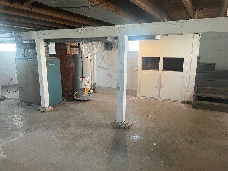 Building Photo - 301 E 4th St