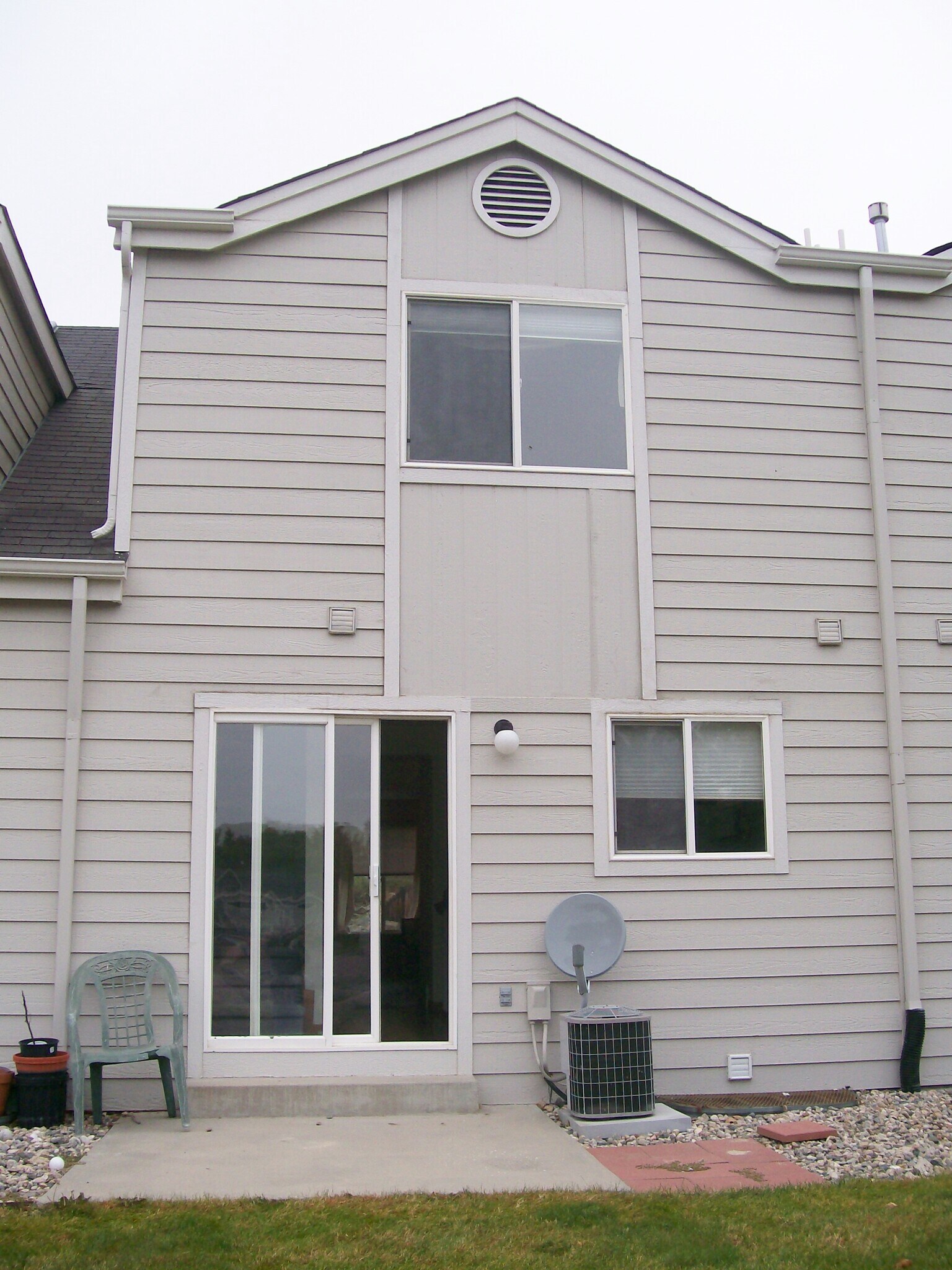 Building Photo - 2900 Ross Dr