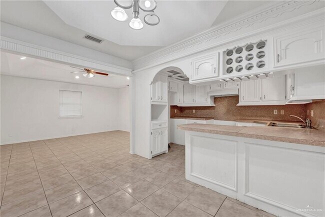 Building Photo - 16 Denise Cir