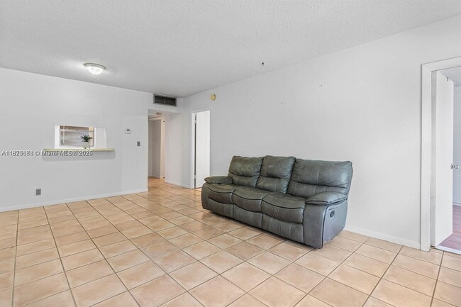 Building Photo - 5011 W Oakland Park Blvd