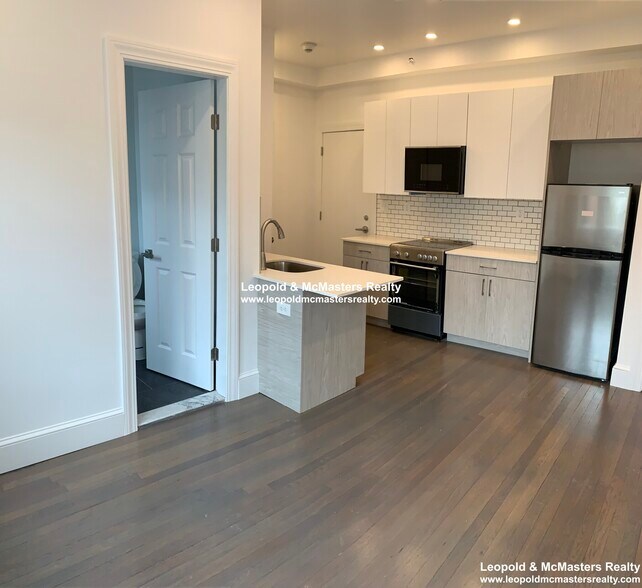 Building Photo - 107 Queensberry St