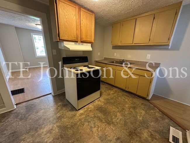 Building Photo - Charming 3-Bedroom Home with Spacious Yard in Winston-Salem!