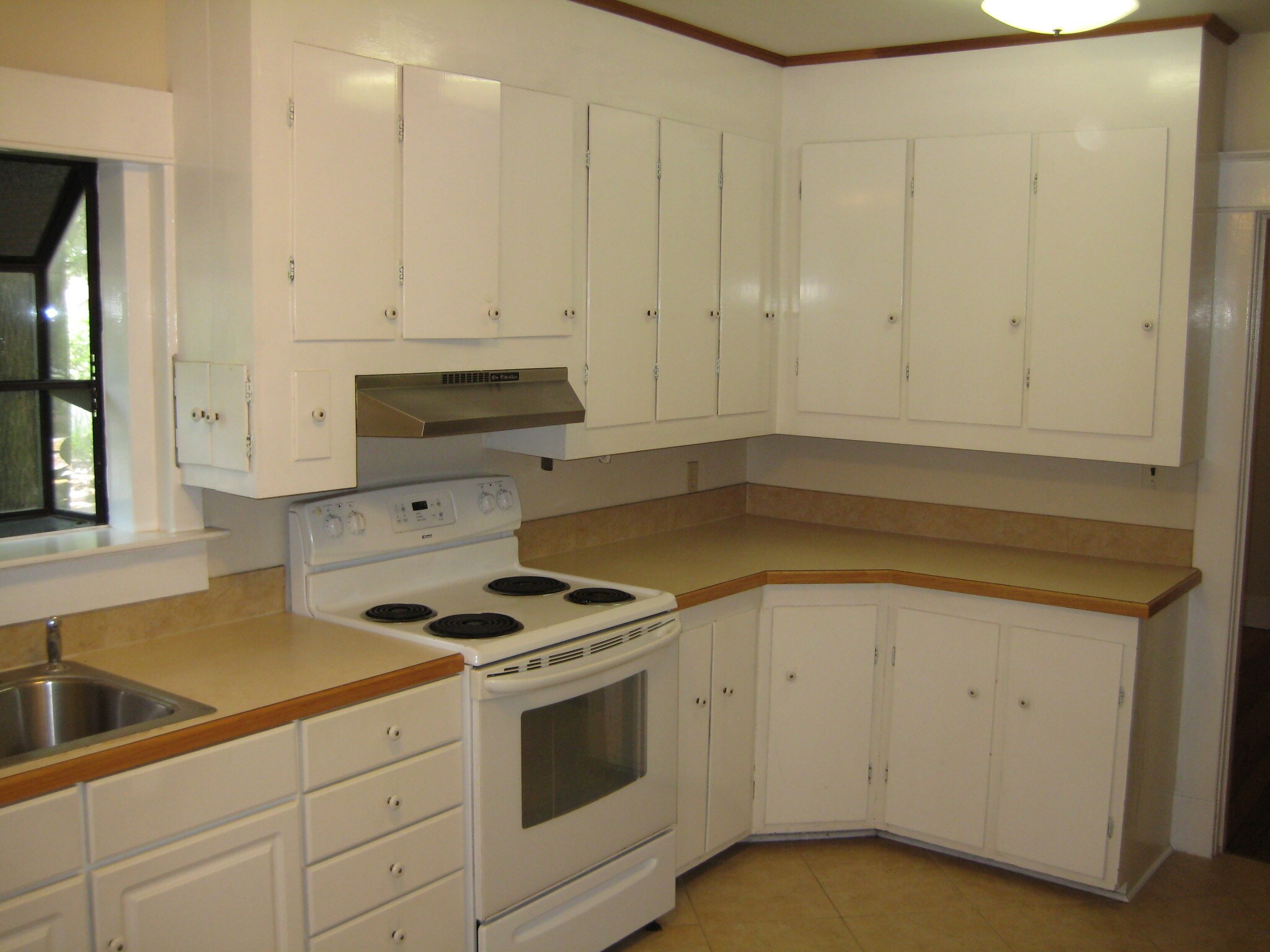 Kitchen - 1015 E Washington St
